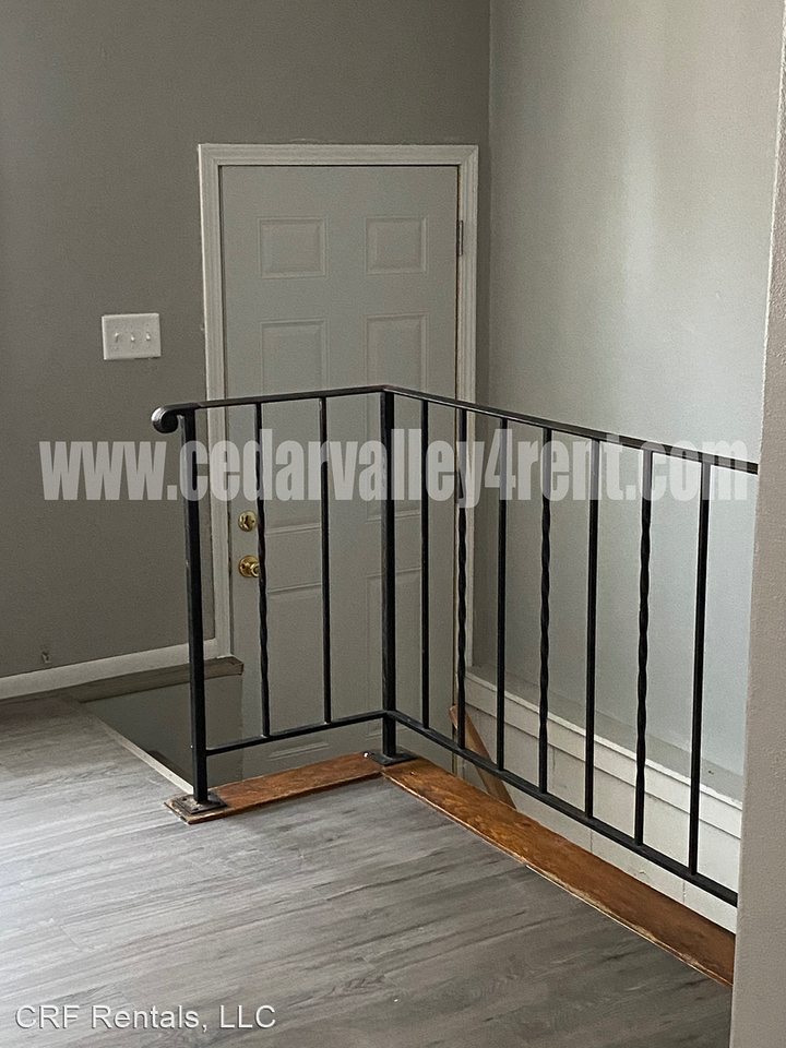 806 Ash St - Photo 3 of 10