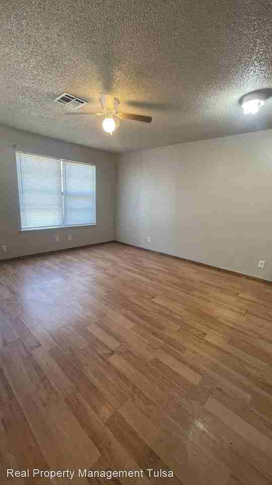 14154 S Hickory St - Photo 3 of 9