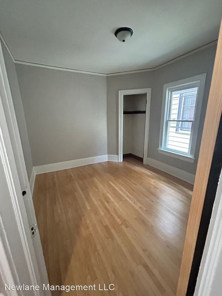 Washington Heights Duplex Apartments 1444 N 48th St, Milwaukee, WI