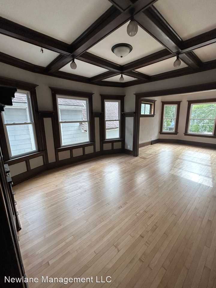 Washington Heights Duplex Apartments 1444 N 48th St, Milwaukee, WI