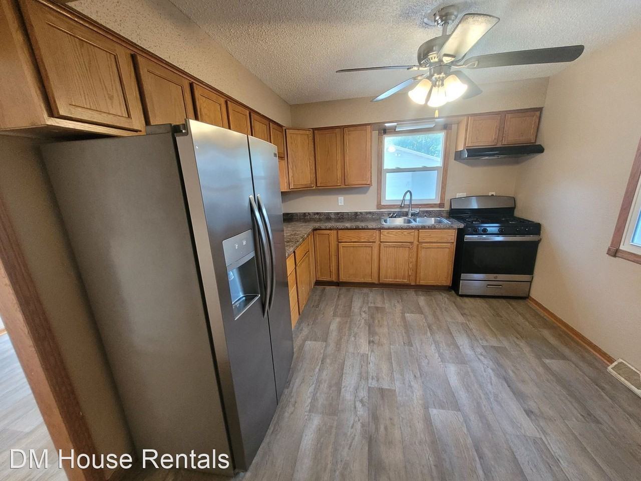 2209 E 40th St - Photo 3 of 28