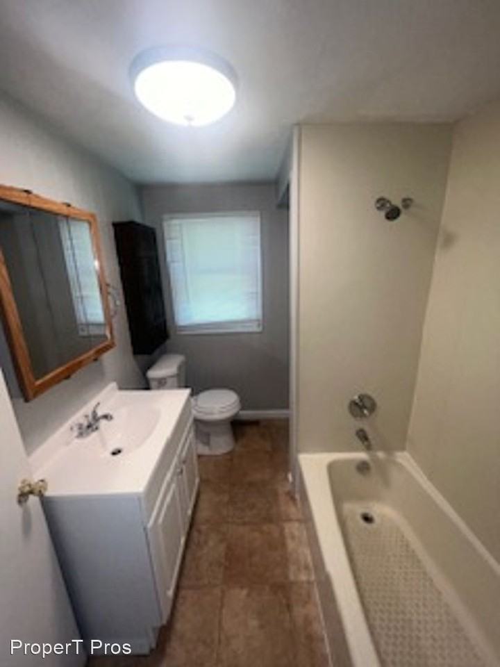 1702 E Division St - Photo 3 of 9