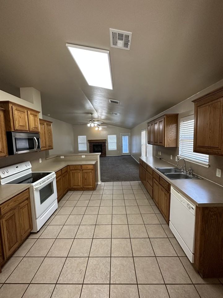 809 Beechwood Way - Photo 4 of 22