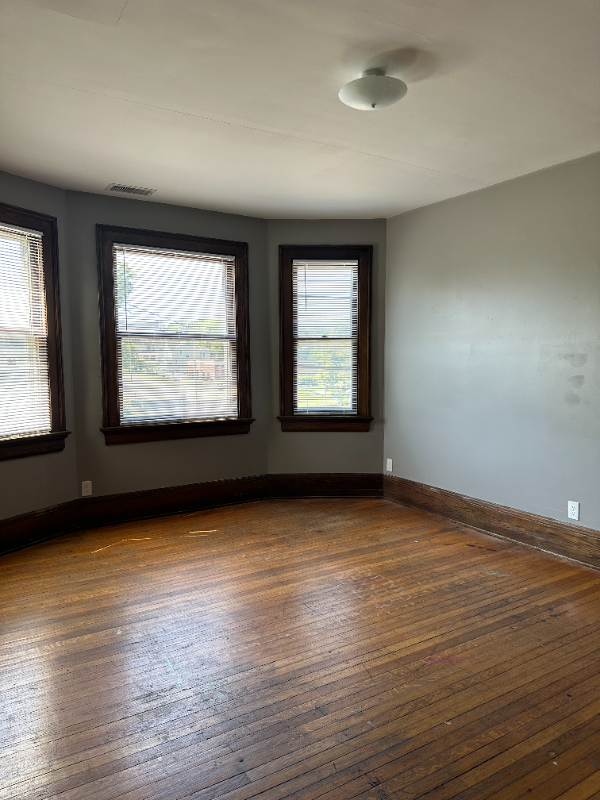 283 Park Ave W #6 - Photo 4 of 4