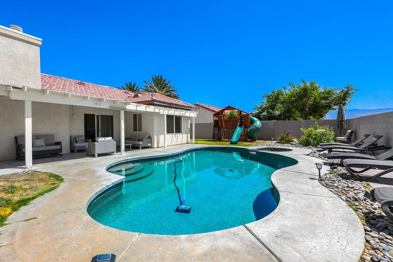 31585 Christy Way - Photo 2 of 27