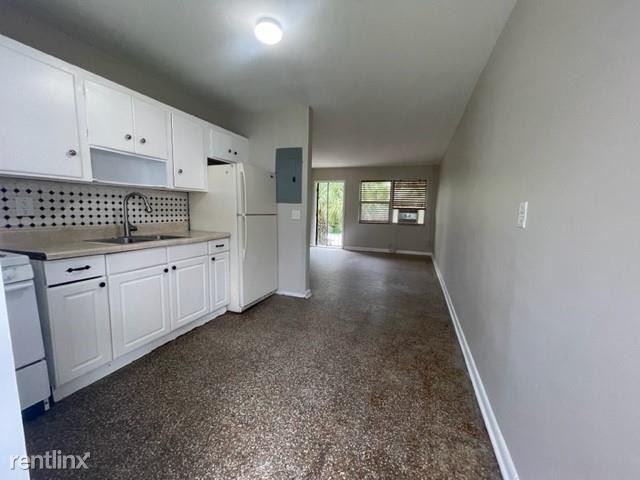 812 10th St - Photo 2 of 6