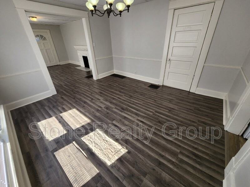 704 S 18th St - Photo 3 of 10