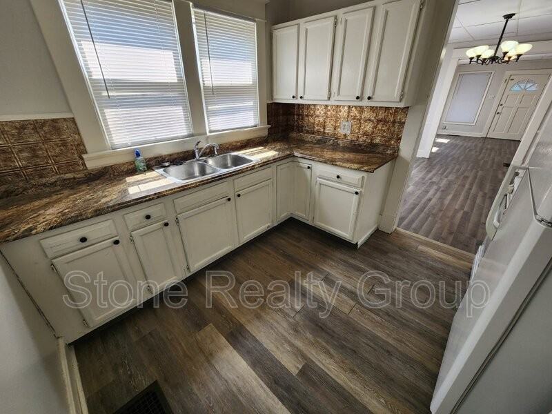 704 S 18th St - Photo 4 of 10