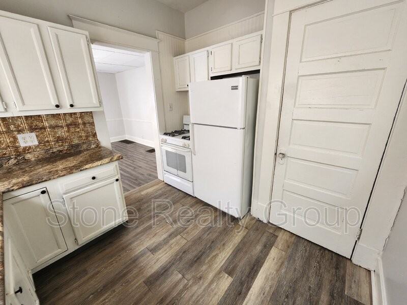 704 S 18th St - Photo 5 of 10