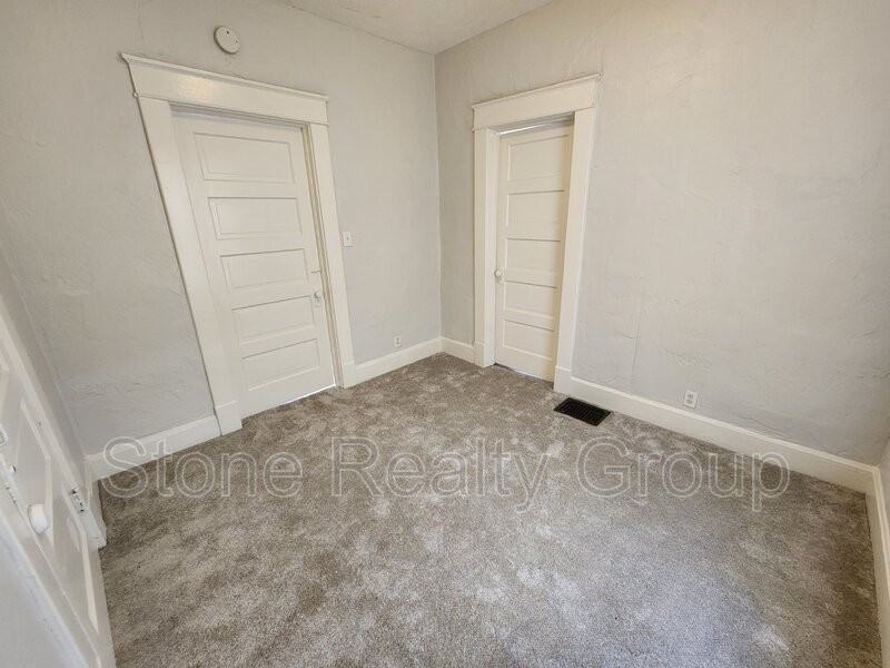 704 S 18th St - Photo 6 of 10