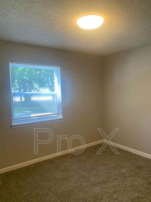 2037 S River St - Photo 4 of 12