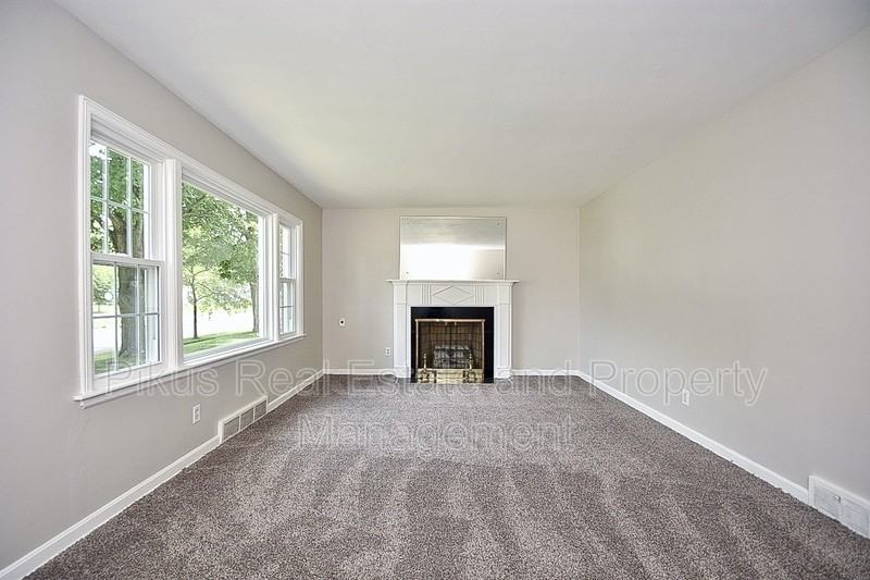 216 S Hawkins Ave - Photo 2 of 17