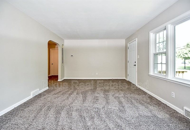 216 S Hawkins Ave - Photo 3 of 17