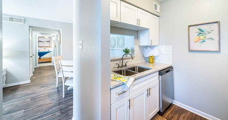 Captain's Landing Apartments - Photo 6 of 42