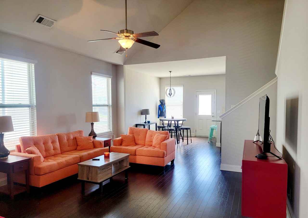 1031 Keeneland Dr - Photo 2 of 11