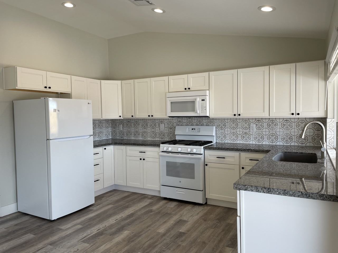 838 Grape Vine Ave - Photo 3 of 10