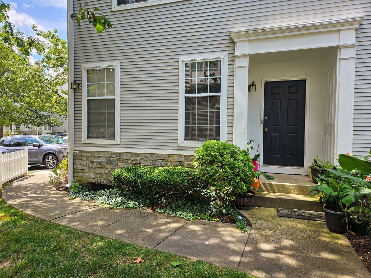 2106 Dahlia Cir - Photo 2 of 20