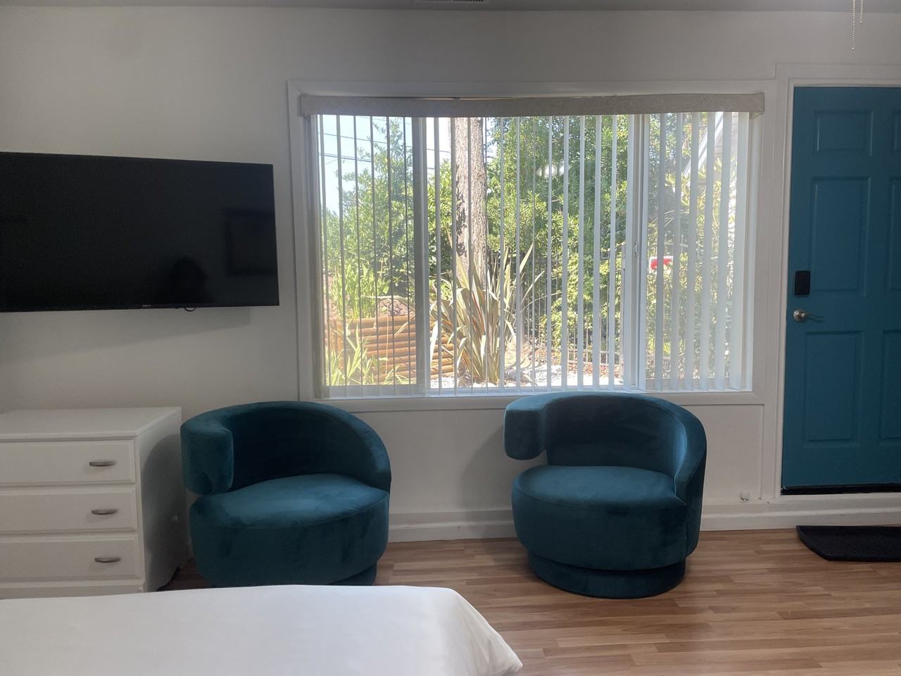 5848 Lakeview Blvd - Photo 2 of 6