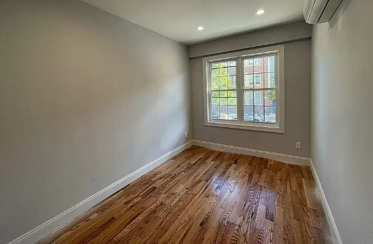 110 E 53rd St #2B - Photo 2 of 4