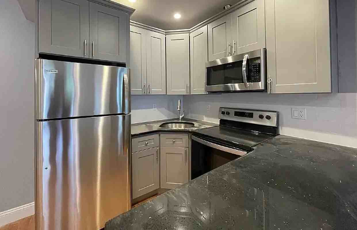 110 E 53rd St #2B - Photo 3 of 4