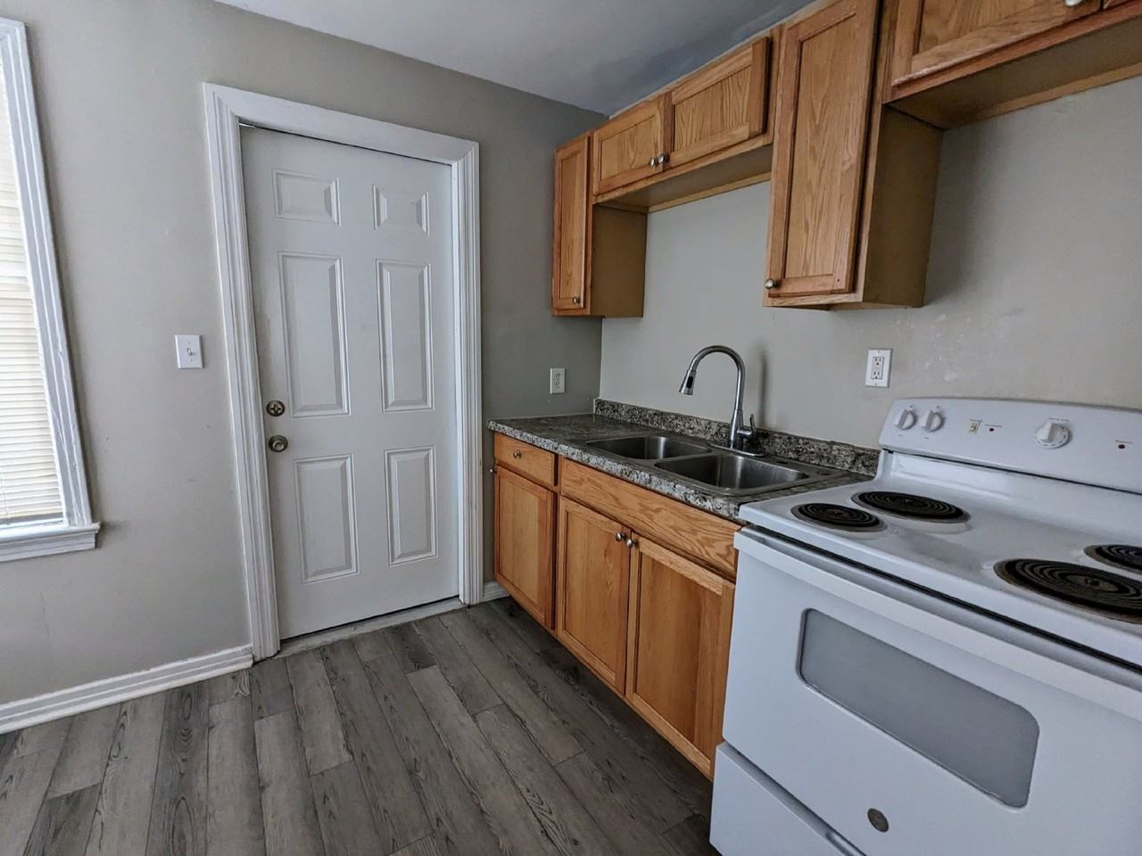 1214 W 28th St - Photo 6 of 15