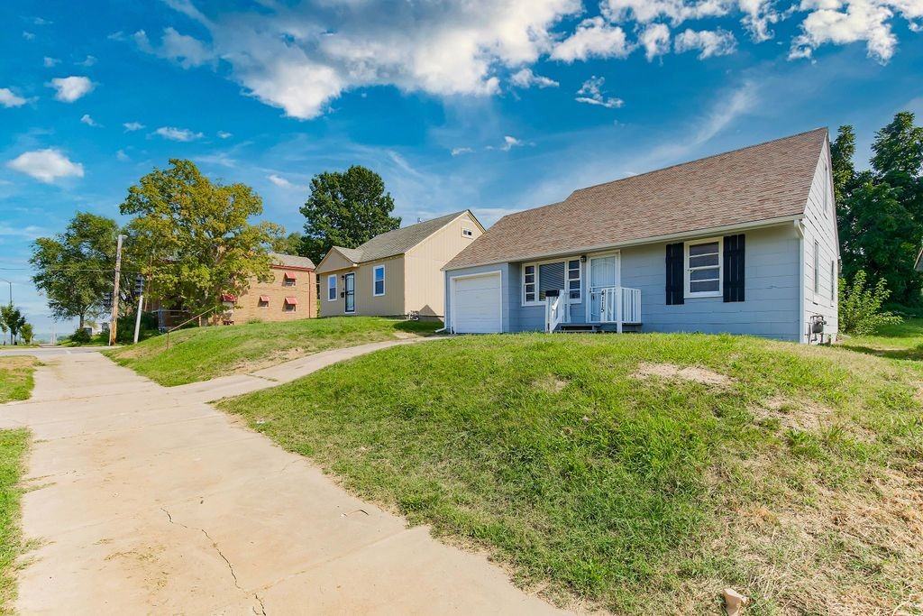 4115 E Linwood Blvd - Photo 3 of 30