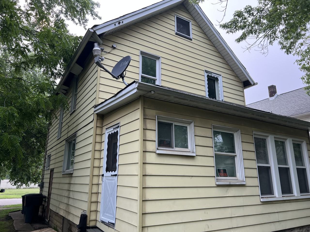 826 Mercer Ave Ne #NA - Photo 2 of 16