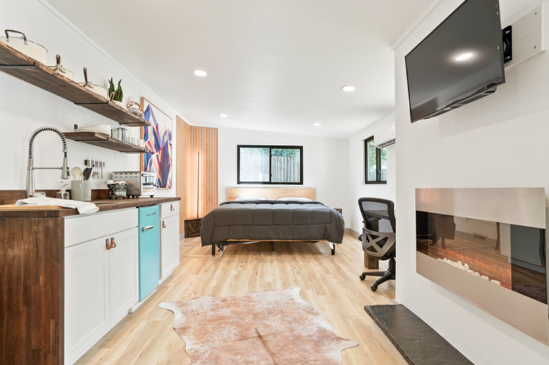 741 S Wolff St - Photo 2 of 11