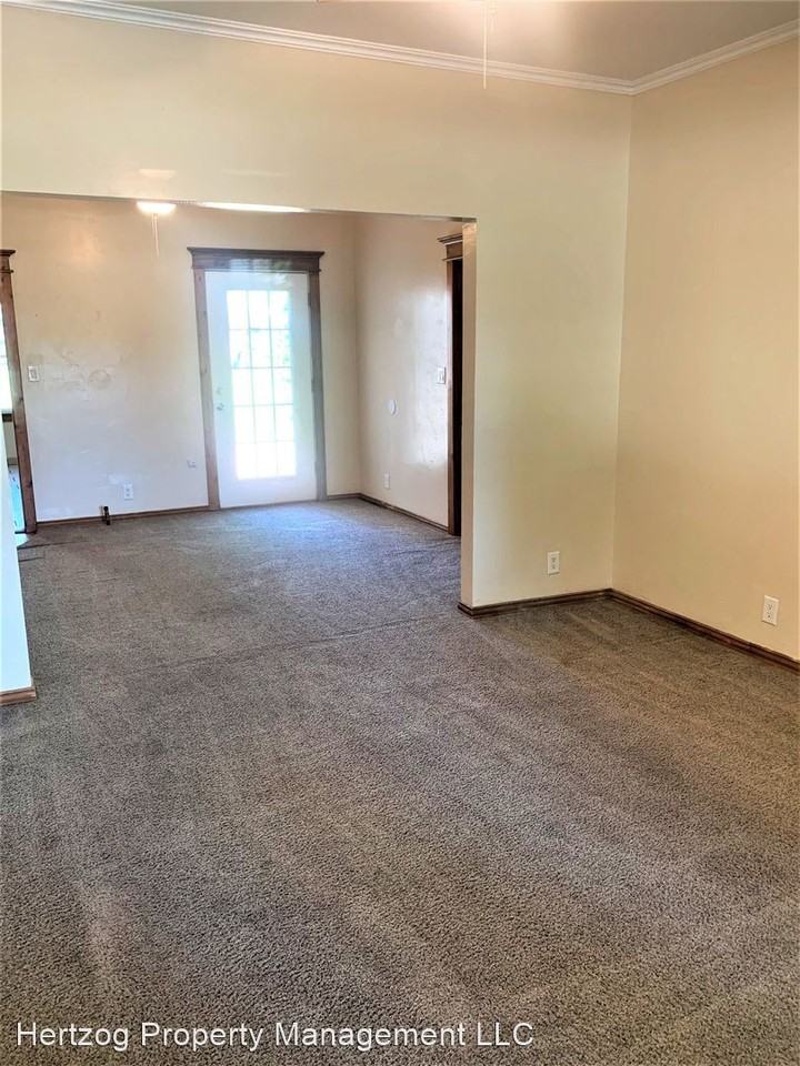 608 S 6th St - Photo 3 of 23