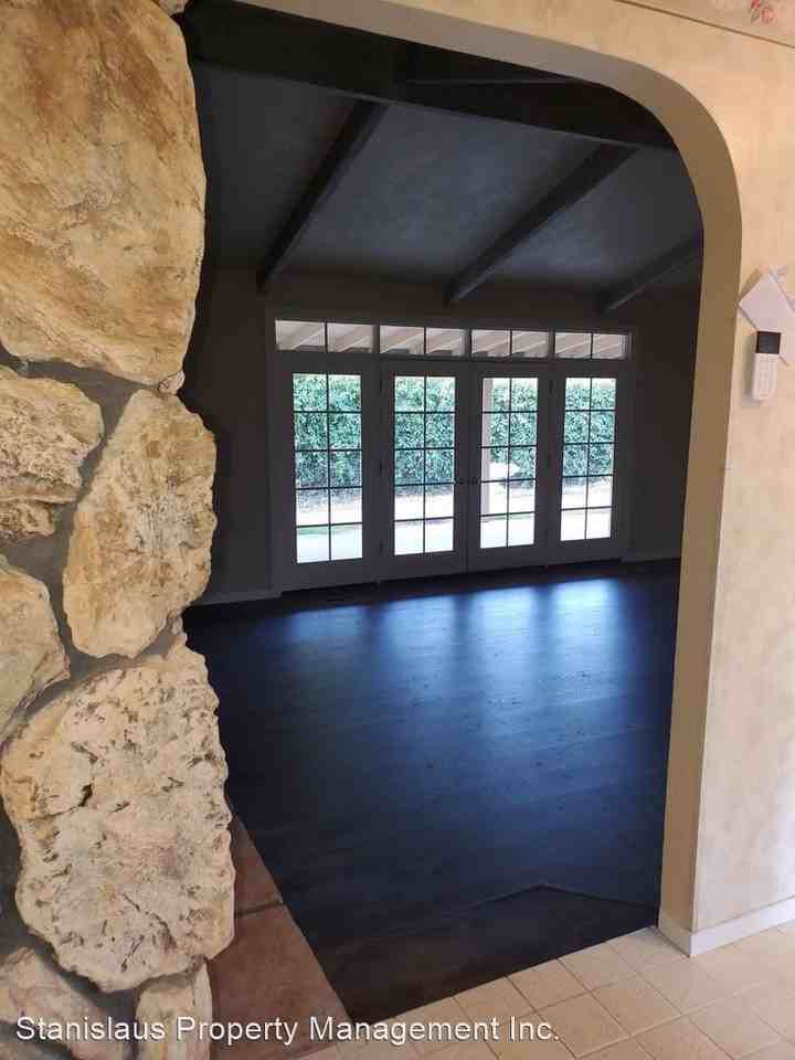 216 Leveland Ln - Photo 2 of 34