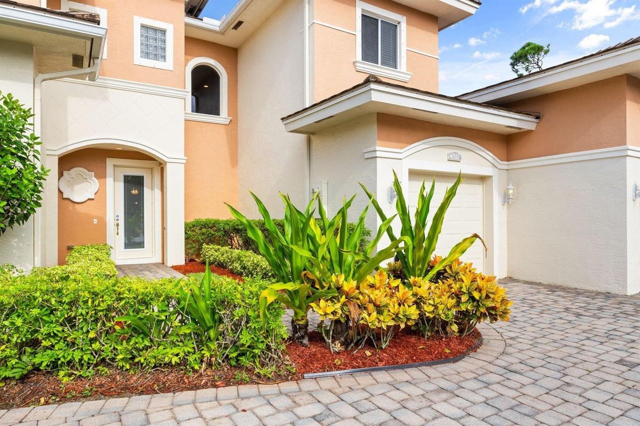 2557 Stockbridge Sq Sw - Photo 2 of 8