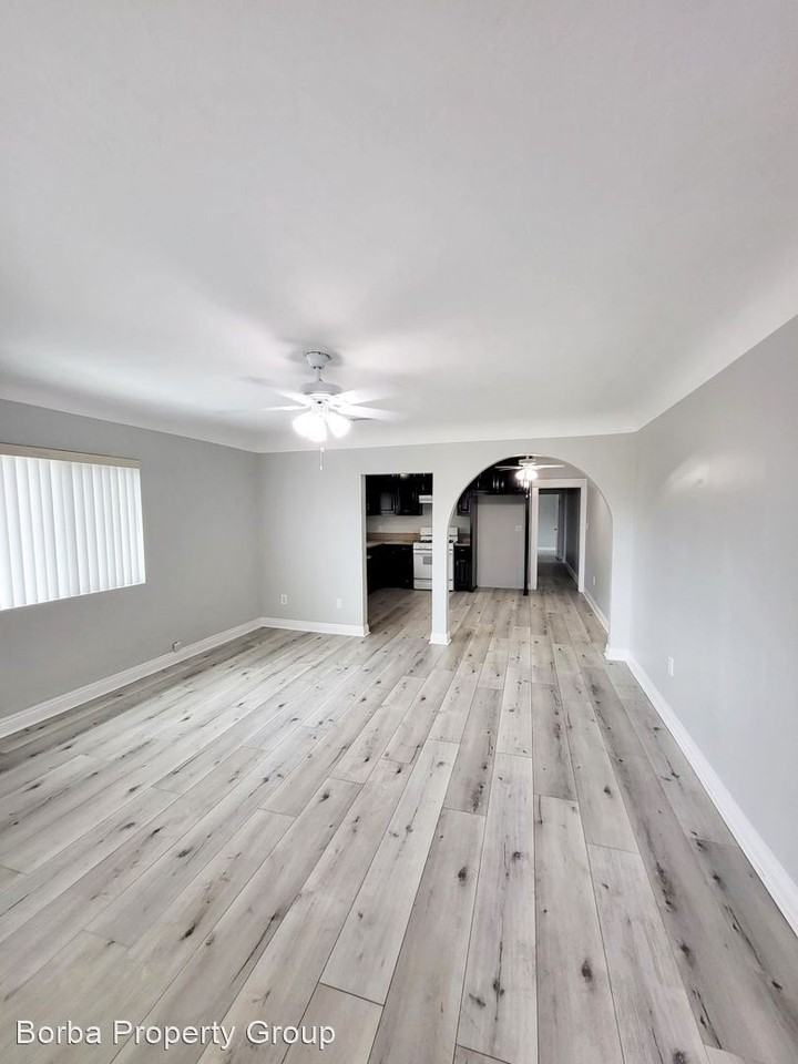 250-256 W. 15th St. - Photo 2 of 13