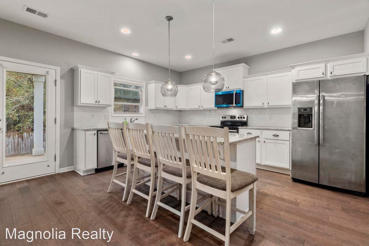 2711 Carriage House Ln - Photo 2 of 14