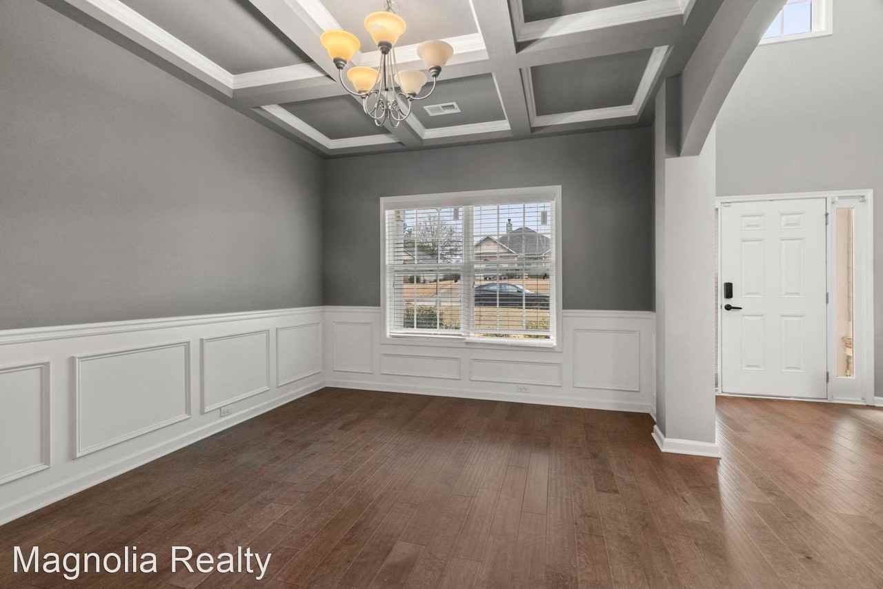 2711 Carriage House Ln - Photo 3 of 14