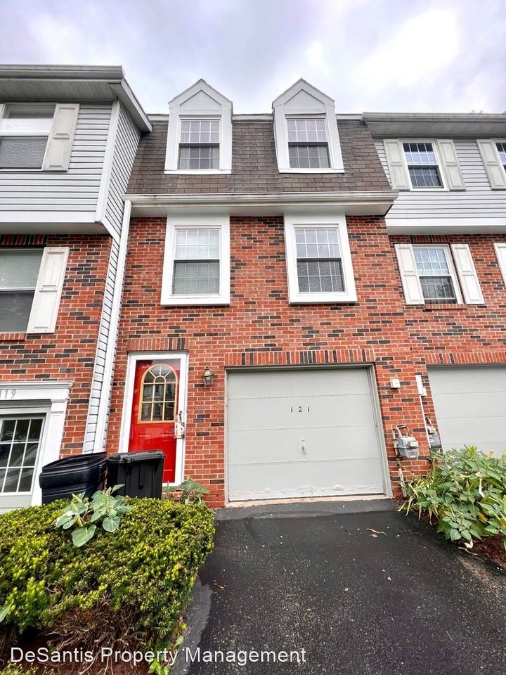 121 Rossmor Ct - Photo 3 of 23