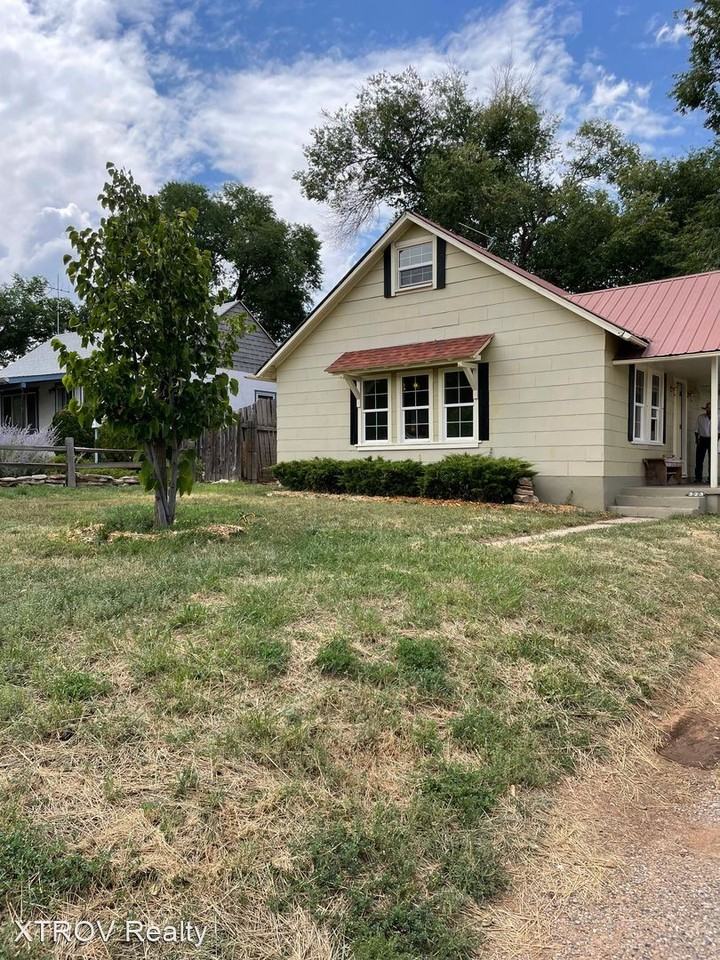 323 N Linden St - Photo 2 of 9