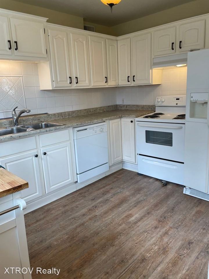 323 N Linden St - Photo 3 of 9