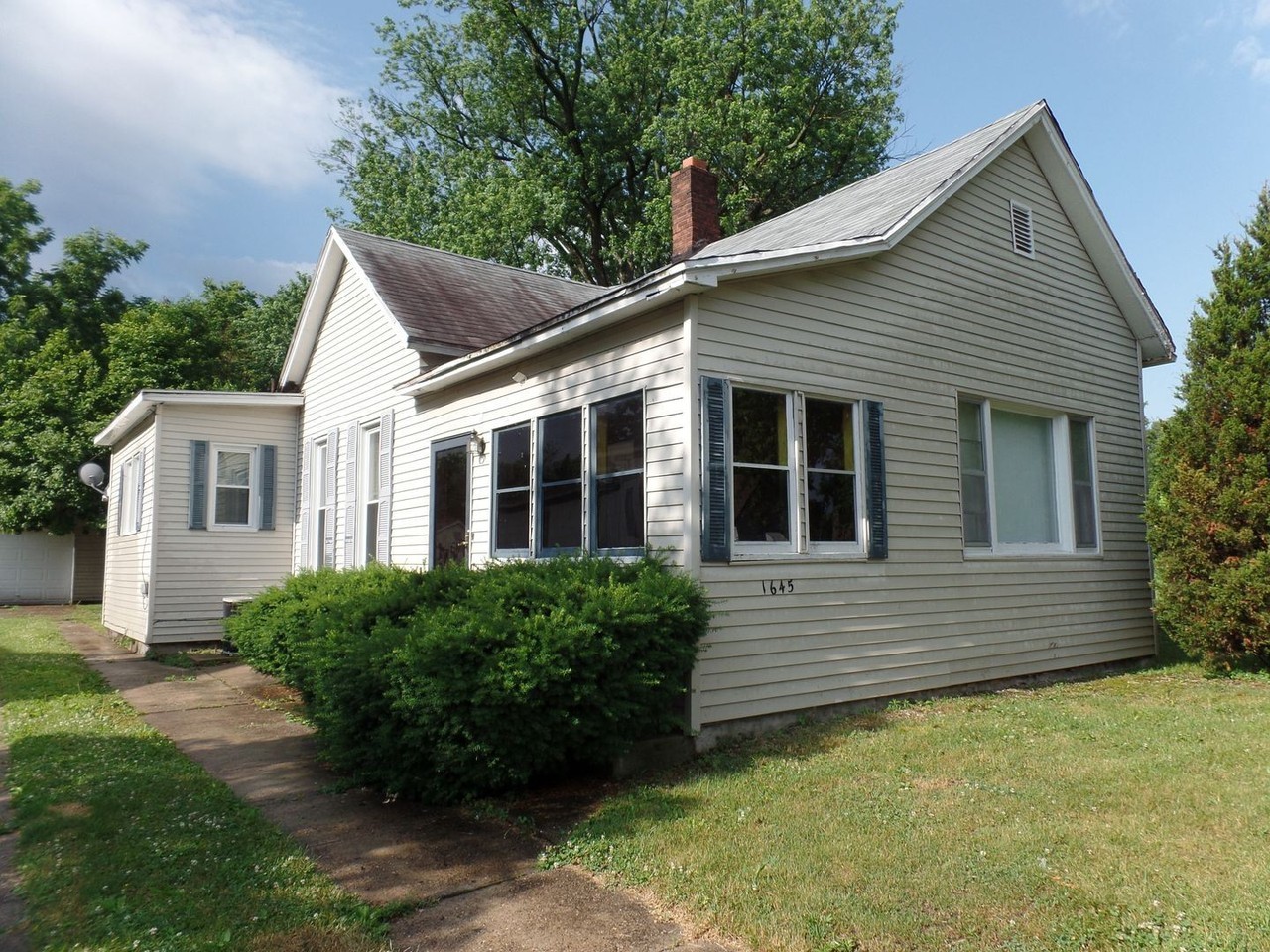 1645 Spruce St - Photo 2 of 9