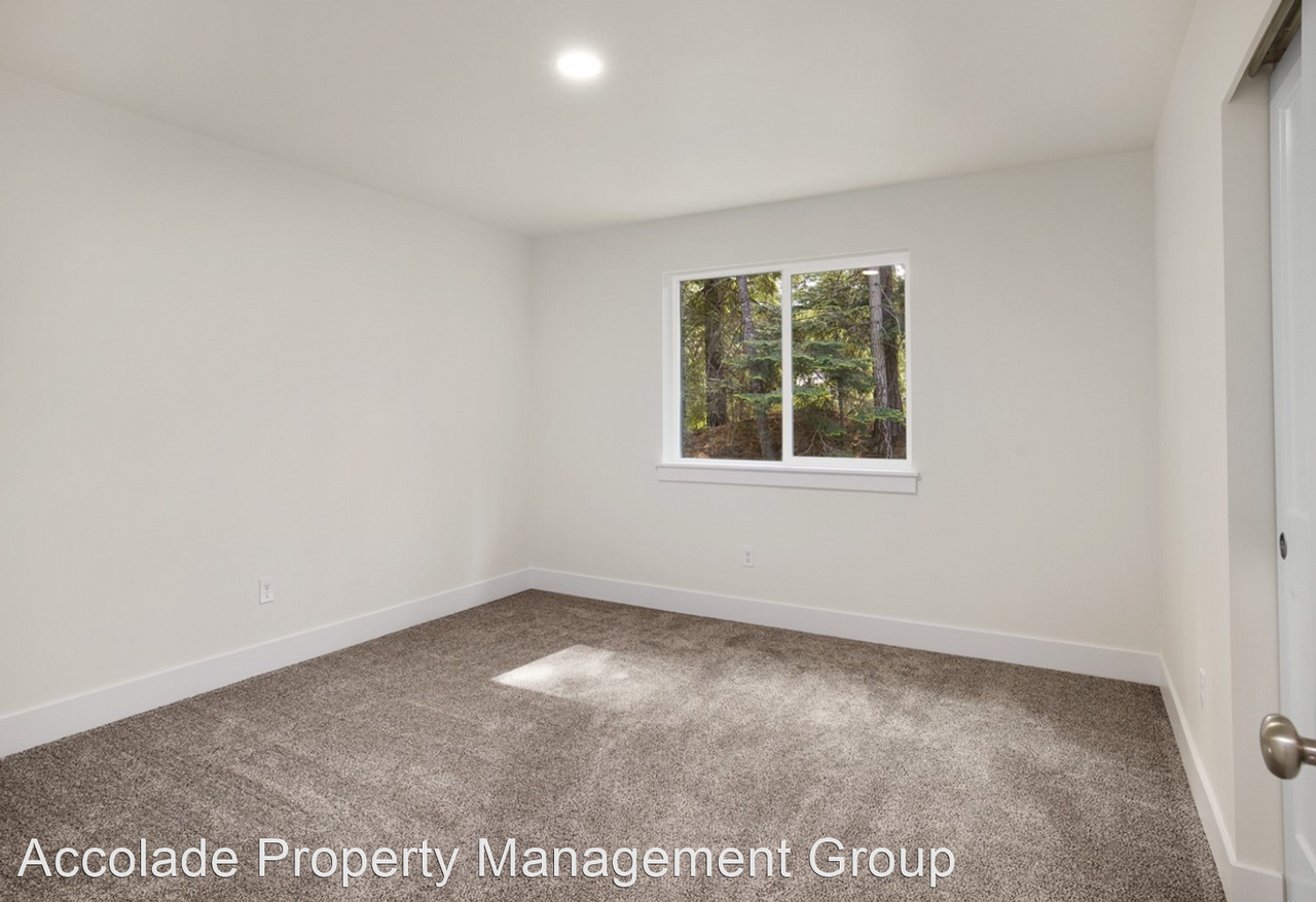 1031 Oakmont Dr - Photo 2 of 31