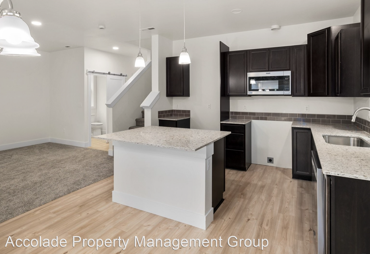 1031 Oakmont Dr - Photo 3 of 31