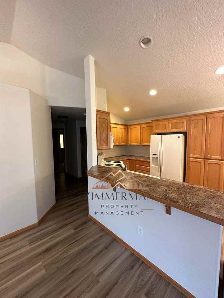 586 Creswood Loop - Photo 2 of 10