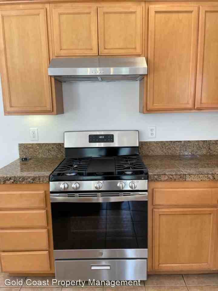 748 Hill St - Photo 3 of 30