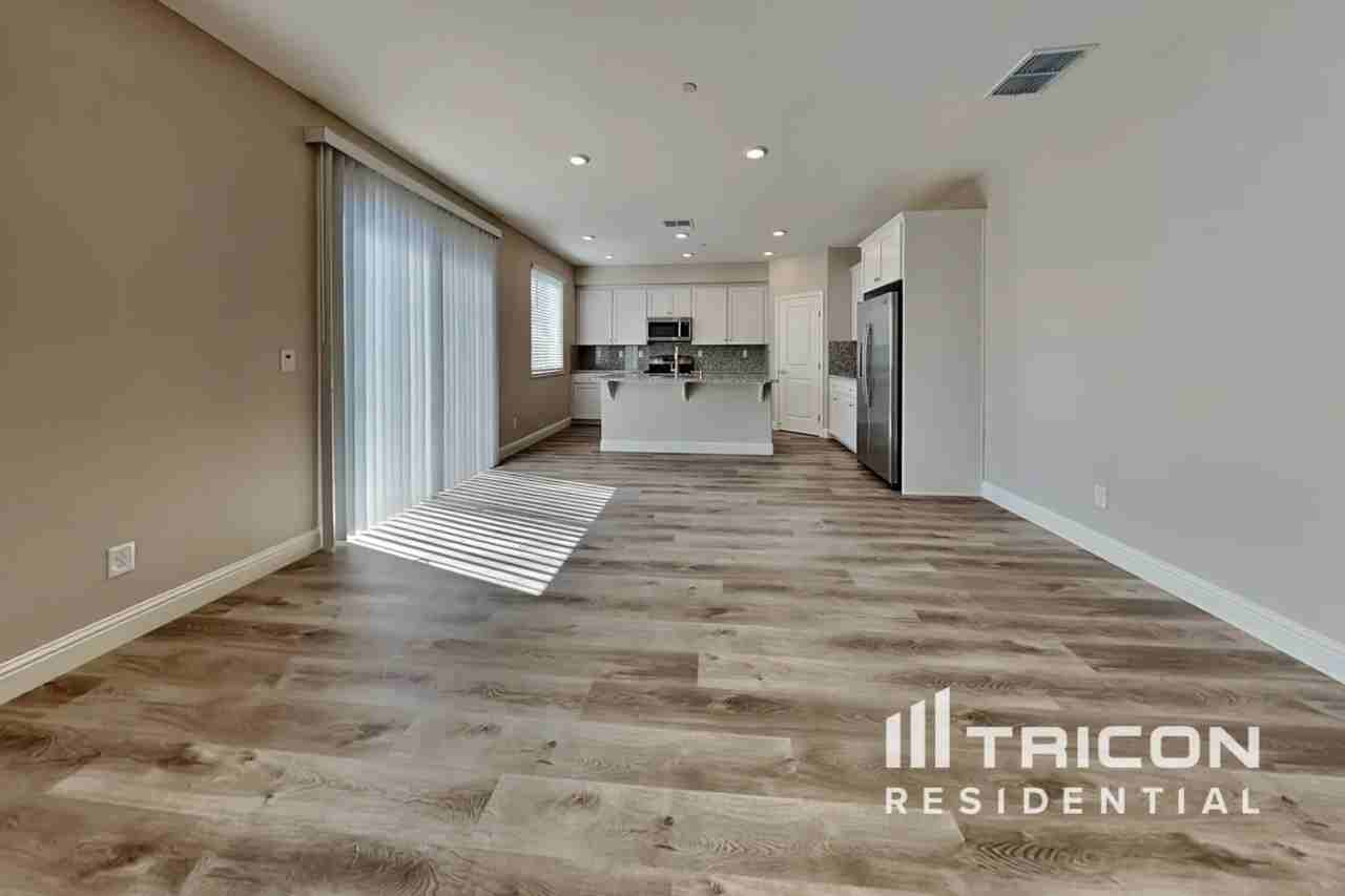 2093 Comstock Ln - Photo 2 of 20