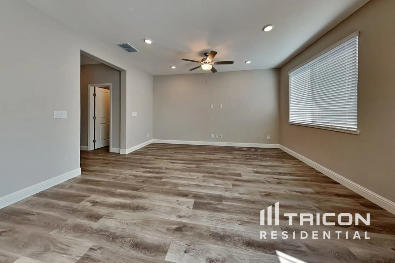 2093 Comstock Ln - Photo 3 of 20