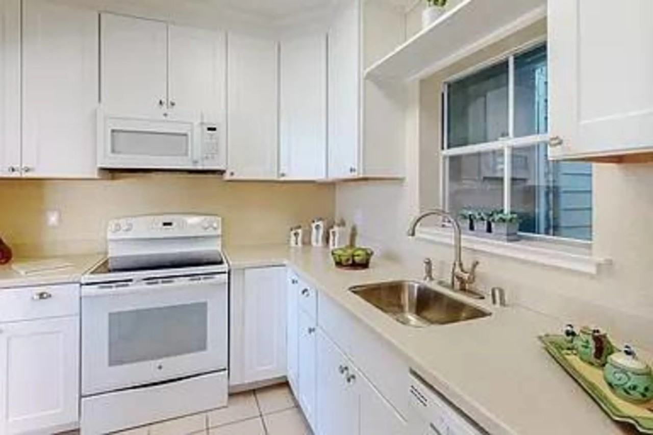 221 S Fremont St - Photo 3 of 9