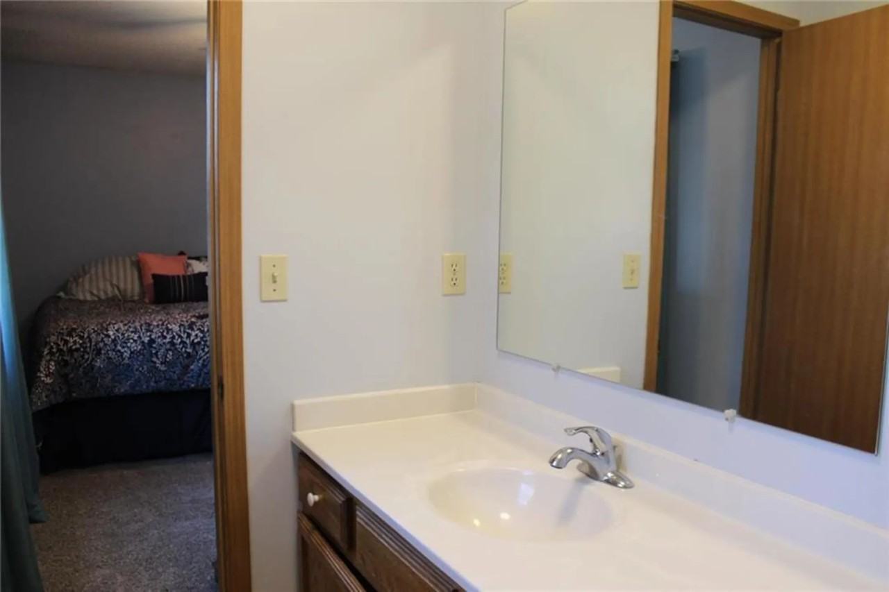 5213 Nw Pennington Ln - Photo 3 of 9