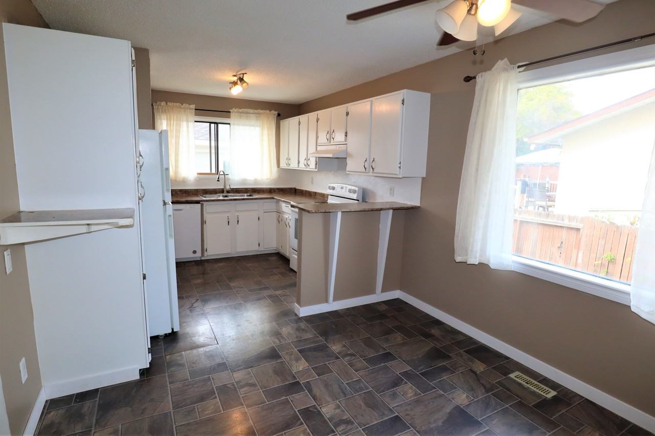 9346 79 St - Photo 2 of 15