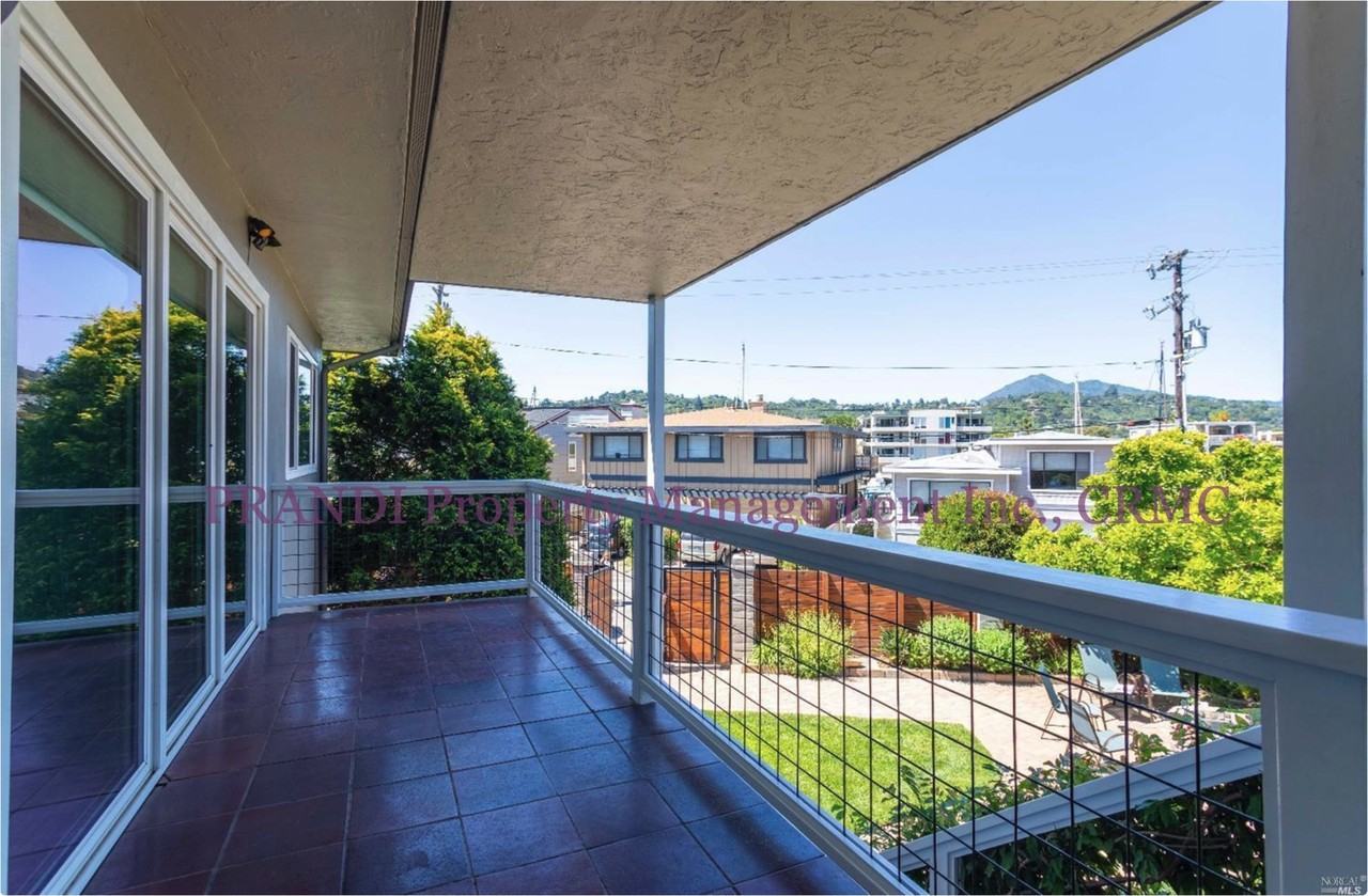 11-19 Mooring Rd - Photo 2 of 13