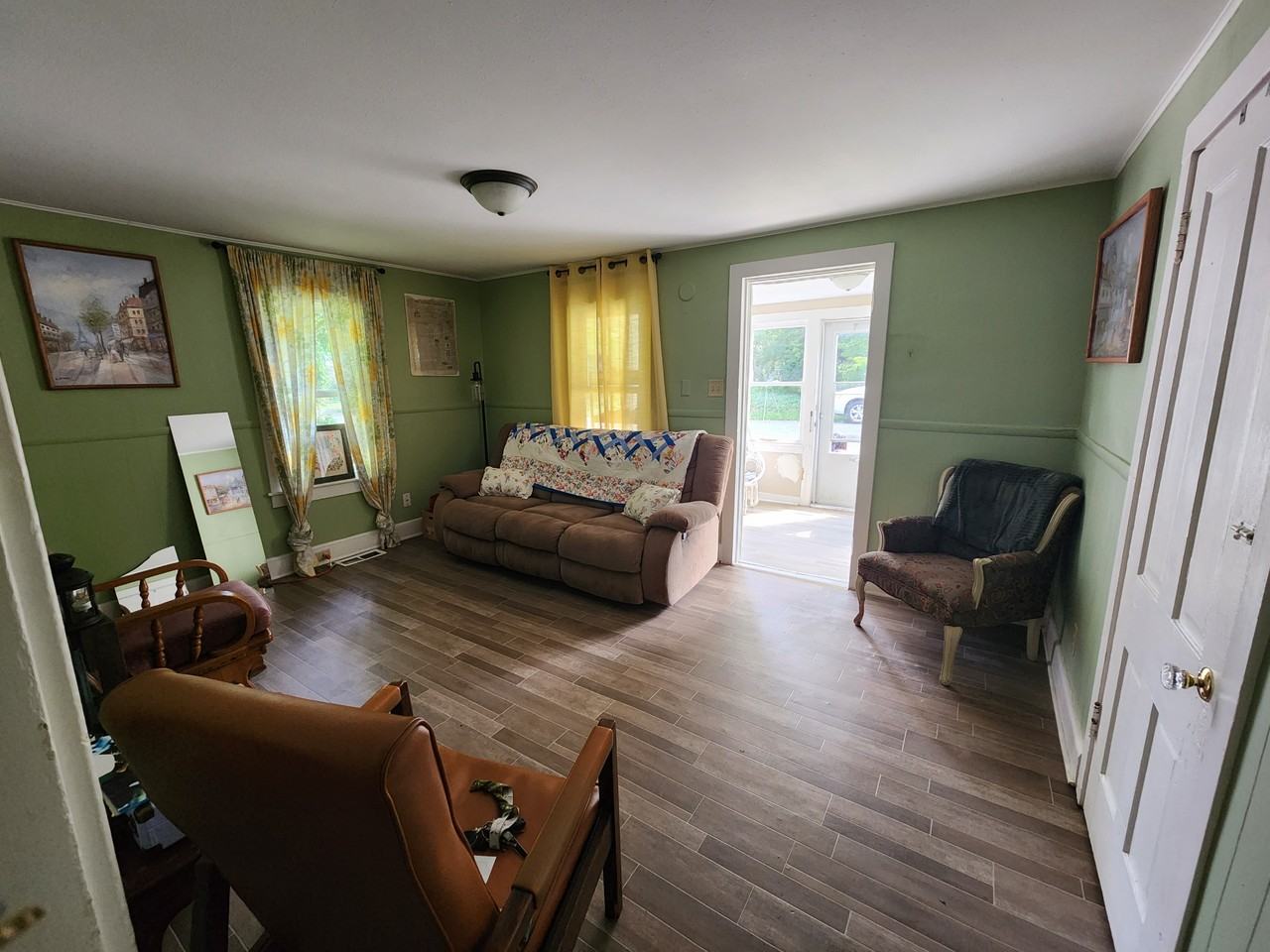 1512 Avenue B St - Photo 3 of 16