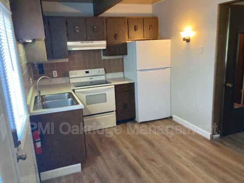 1525 Spruce Ave - Photo 3 of 8